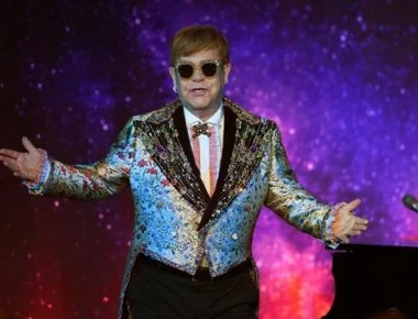 «Άντε γ@@@σου» είπε ο Έλτον Τζον σε θαυμαστή του όταν έβαλε τα χέρια του στο πιάνο (βίντεο)